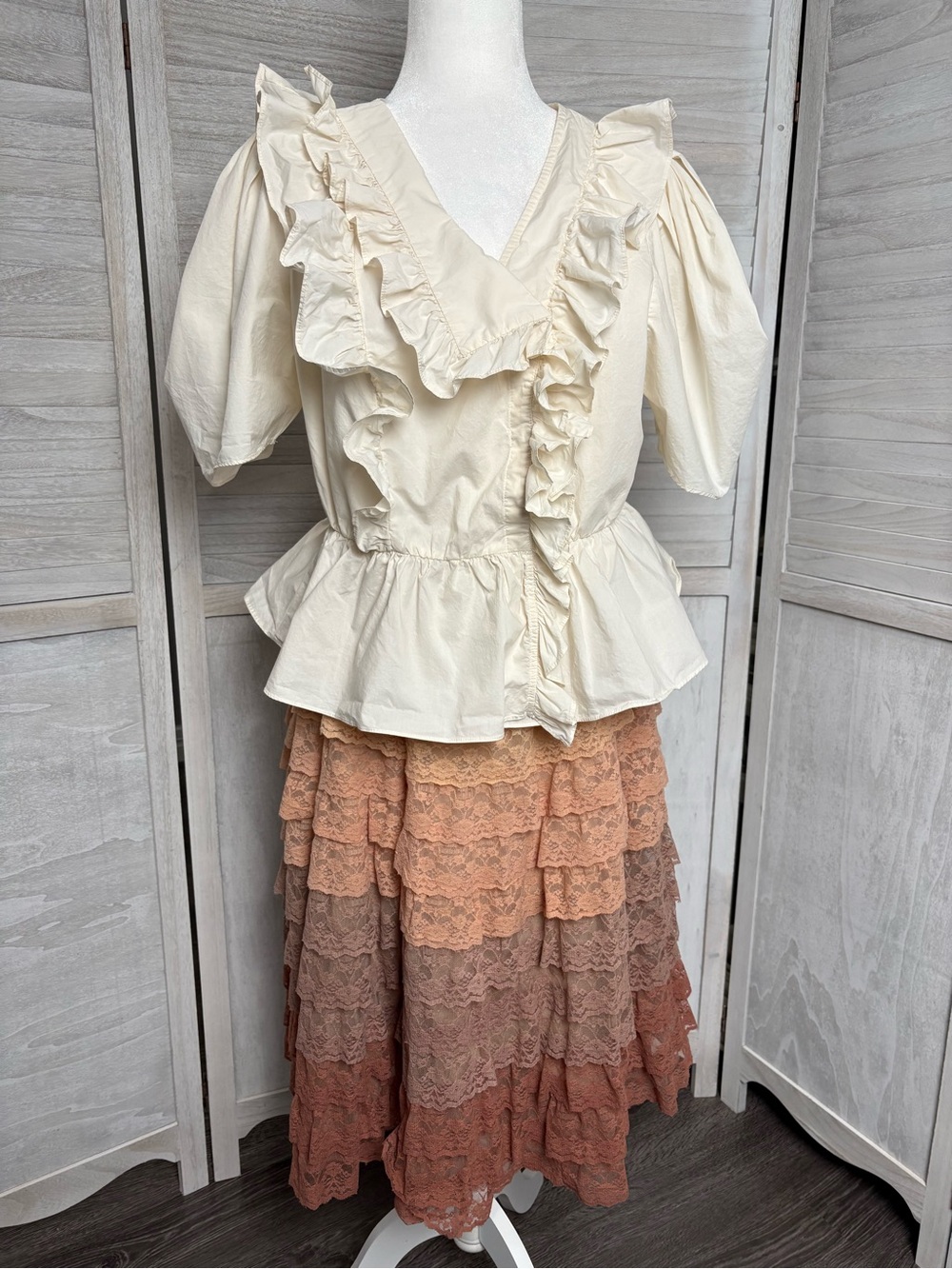 Skies Are Blue Cream Ruffled Blouse szM